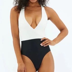 12 NWT Summersalt The Deep Dive black and white colorblock swimsuit